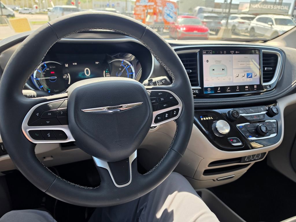 Used 2023 Chrysler Pacifica Touring-L image 22