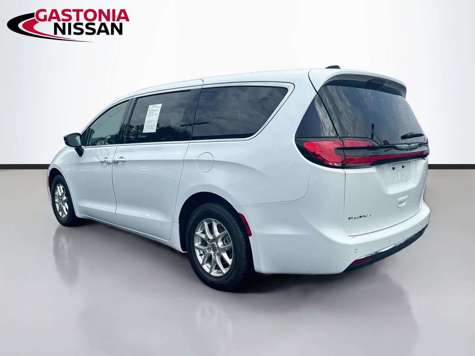 Used 2024 Chrysler Pacifica Touring-L FWD image 6