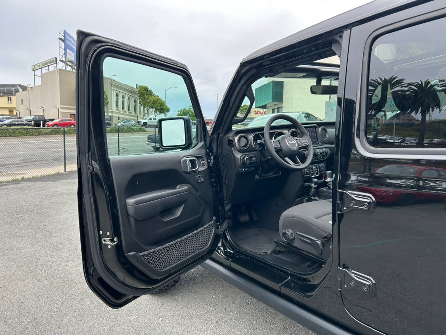 Used 2023 Jeep Wrangler Unlimited w/ Sun & Screen Package AWD/4WD image 10