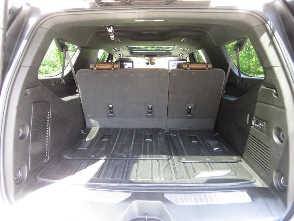 Used 2023 Chevrolet Suburban High Country w/ Premium Package 2 AWD/4WD image 19