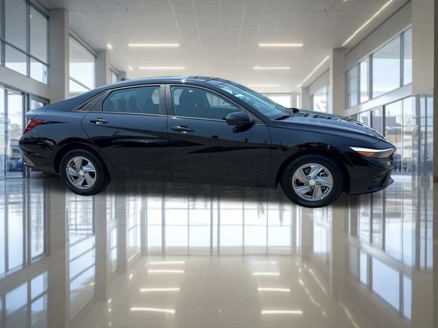 Used 2025 Hyundai Elantra SE FWD image 6