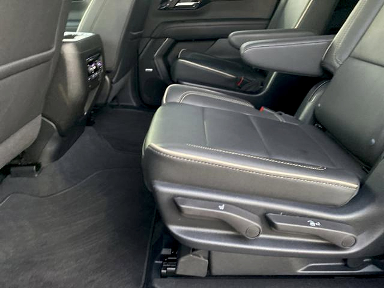 Used 2025 Chevrolet Suburban Premier image 23