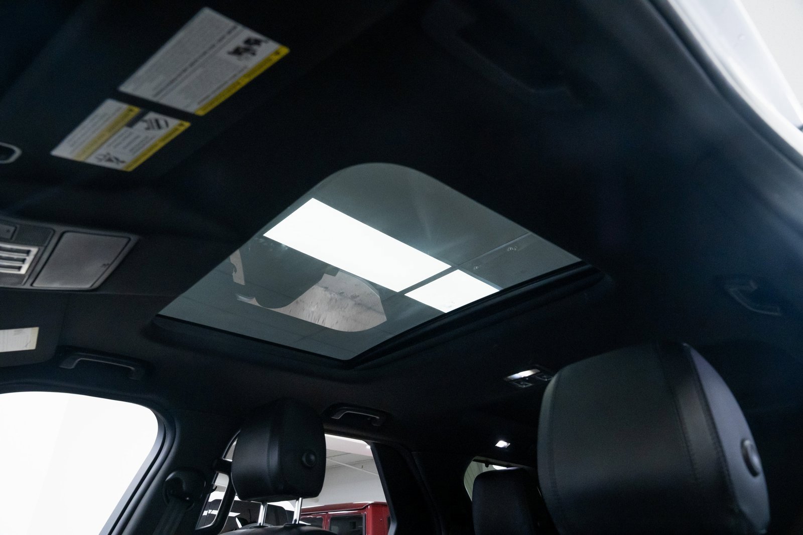 Used 2018 Land Rover Discovery SE image 15