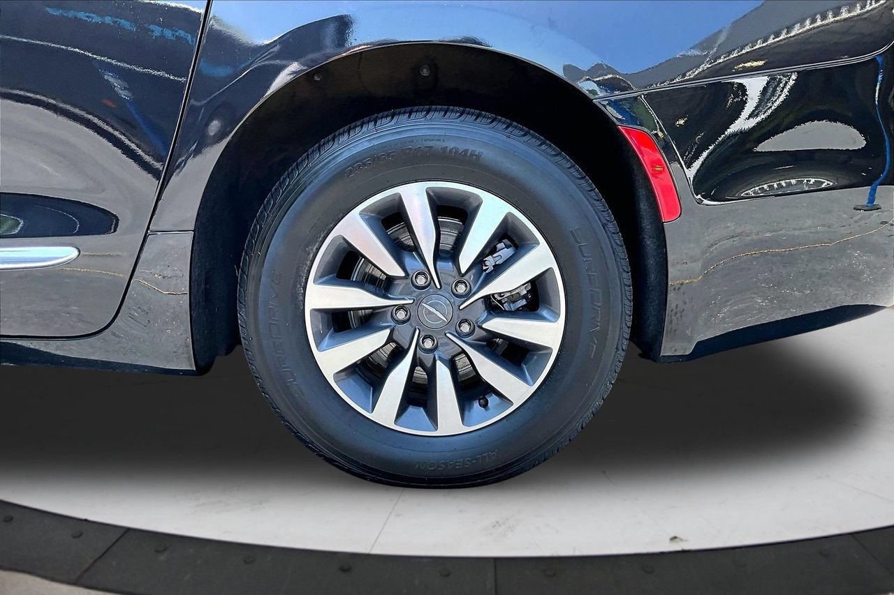 Used 2023 Chrysler Pacifica Limited FWD image 36
