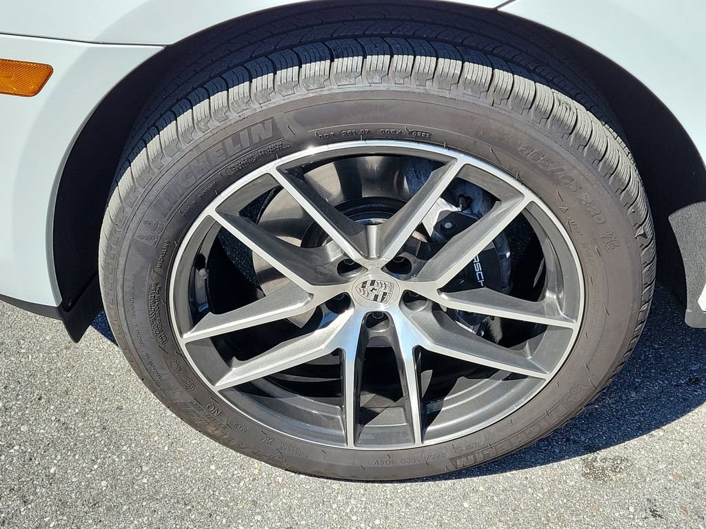 Certified 2025 Porsche Macan image 12