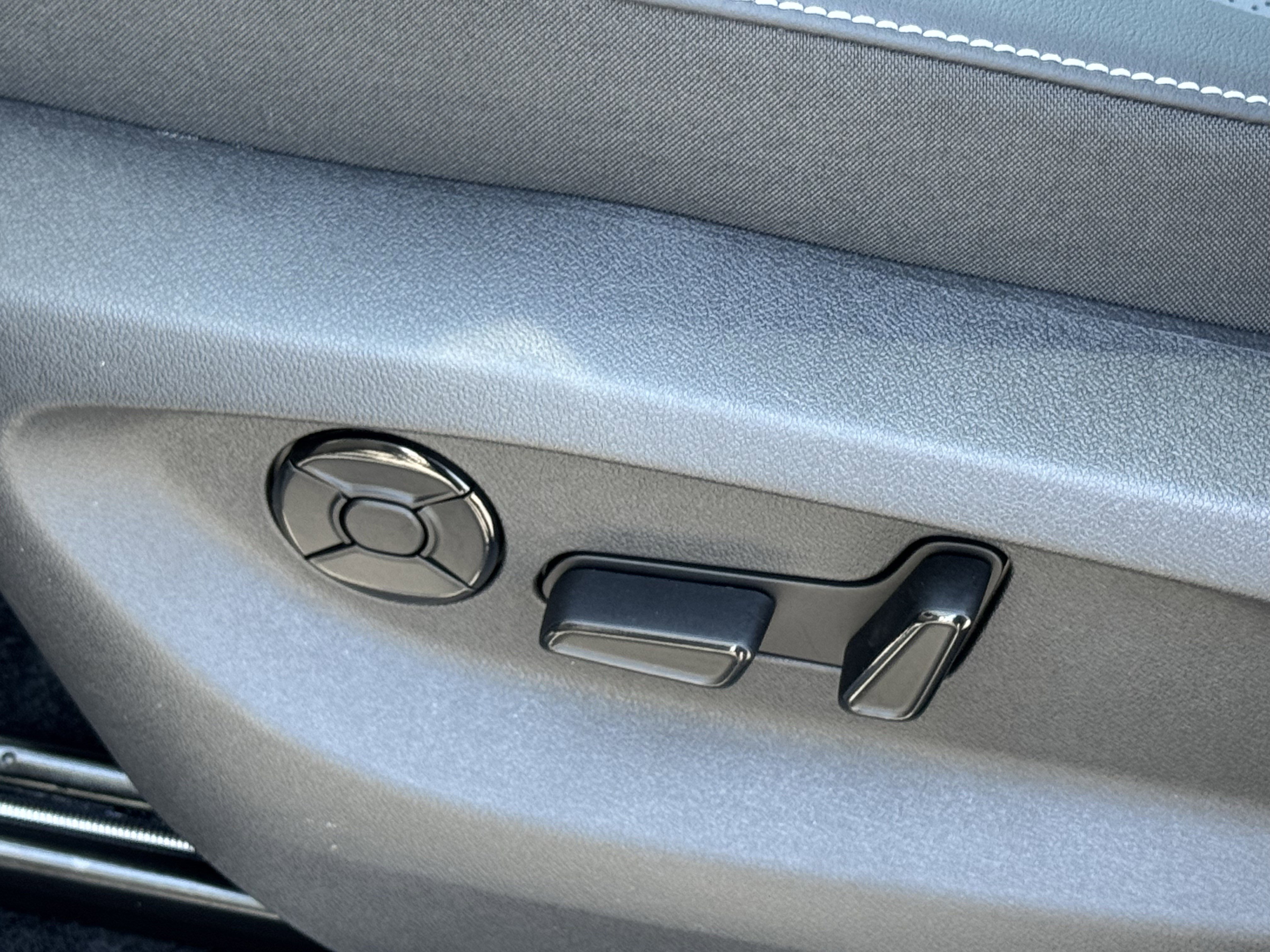 Certified 2026 Volkswagen Tiguan SE R-Line AWD/4WD image 17