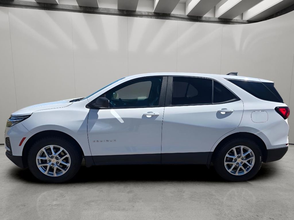 Used 2023 Chevrolet Equinox LS image 2