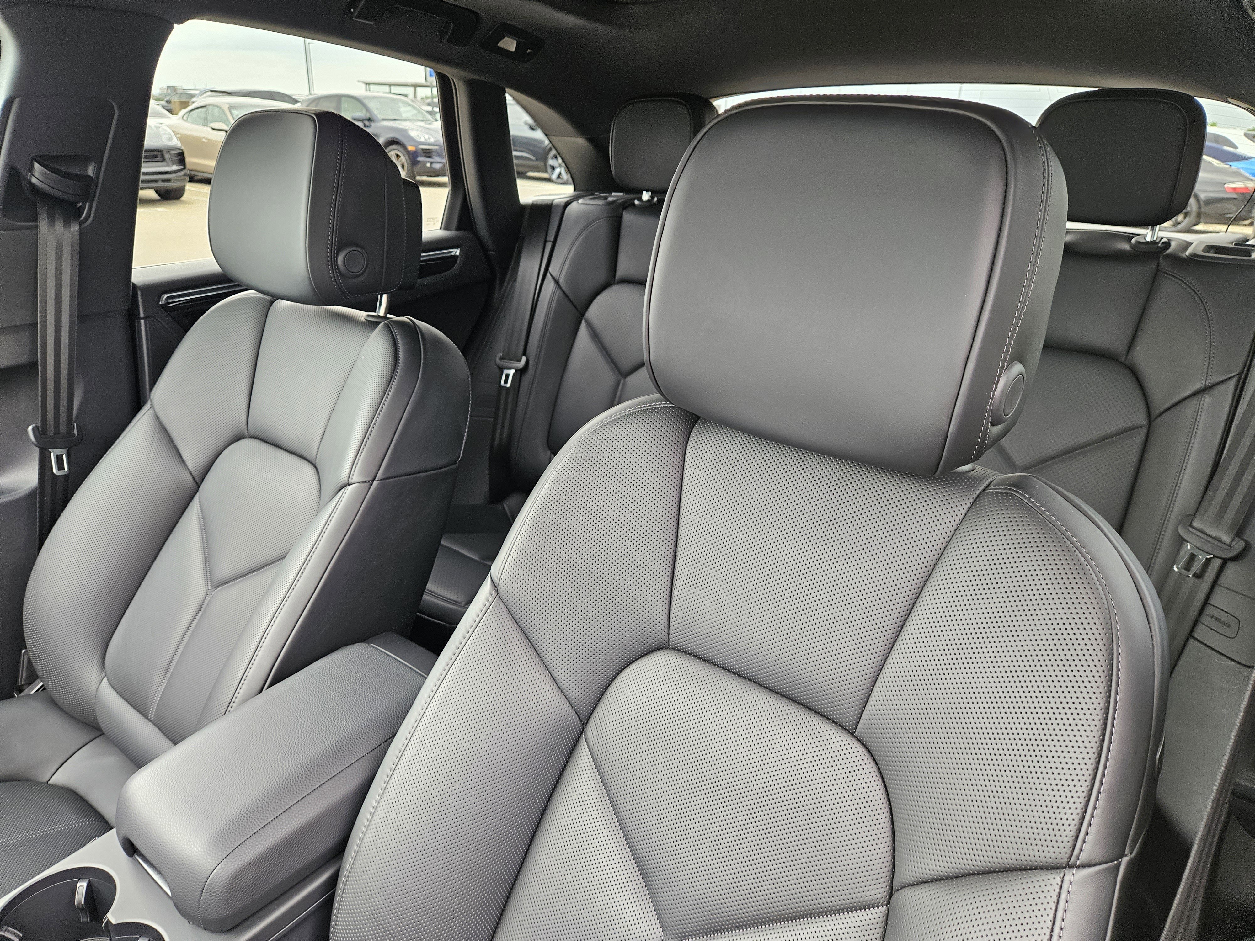 Certified 2025 Porsche Macan image 6