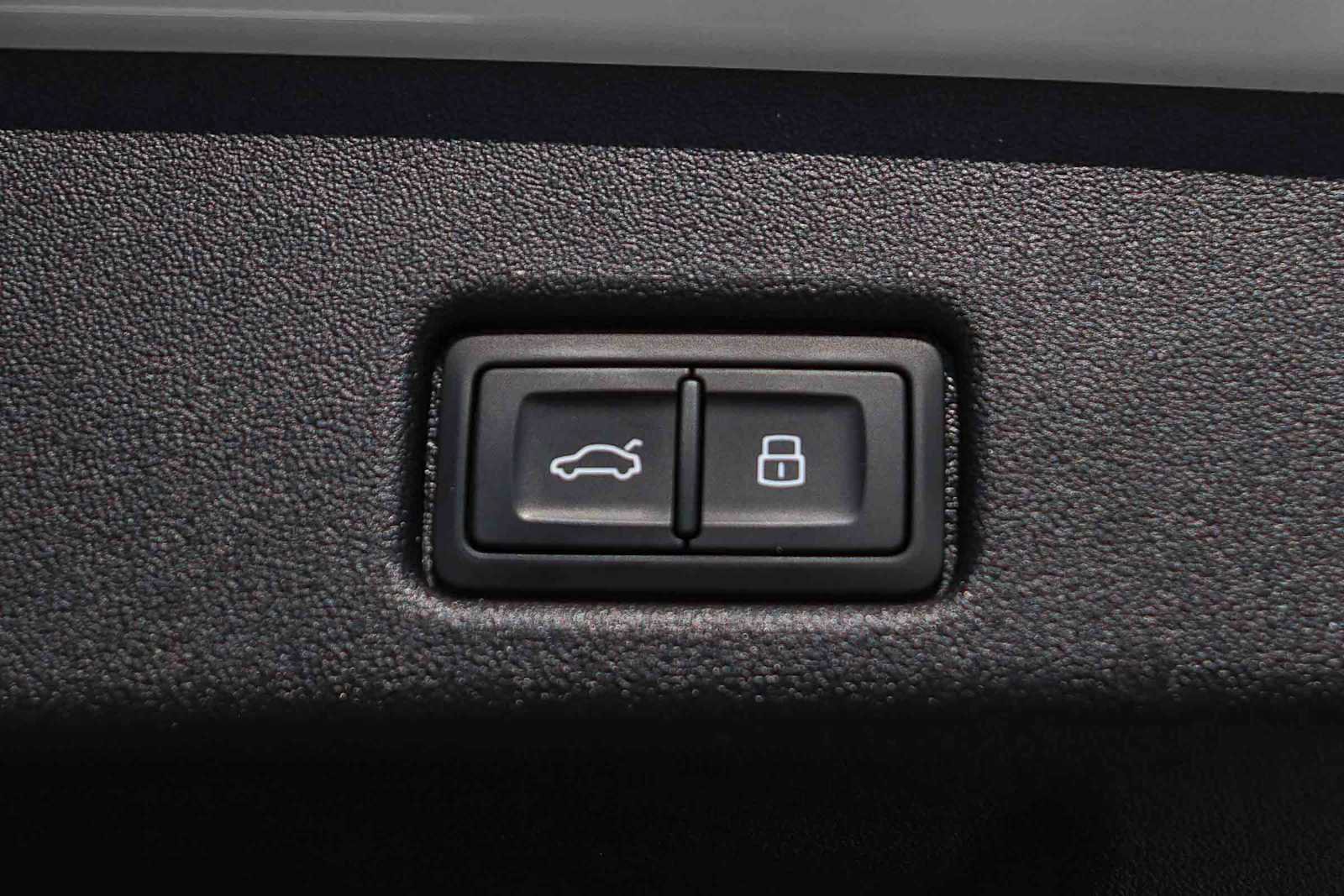 Used 2025 Audi Q5 Premium w/ Convenience Package image 37