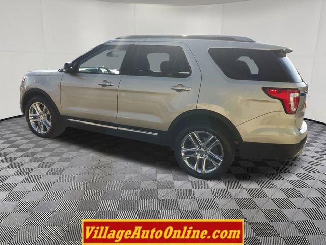 Used 2017 Ford Explorer XLT w/ Equipment Group 202A image 2