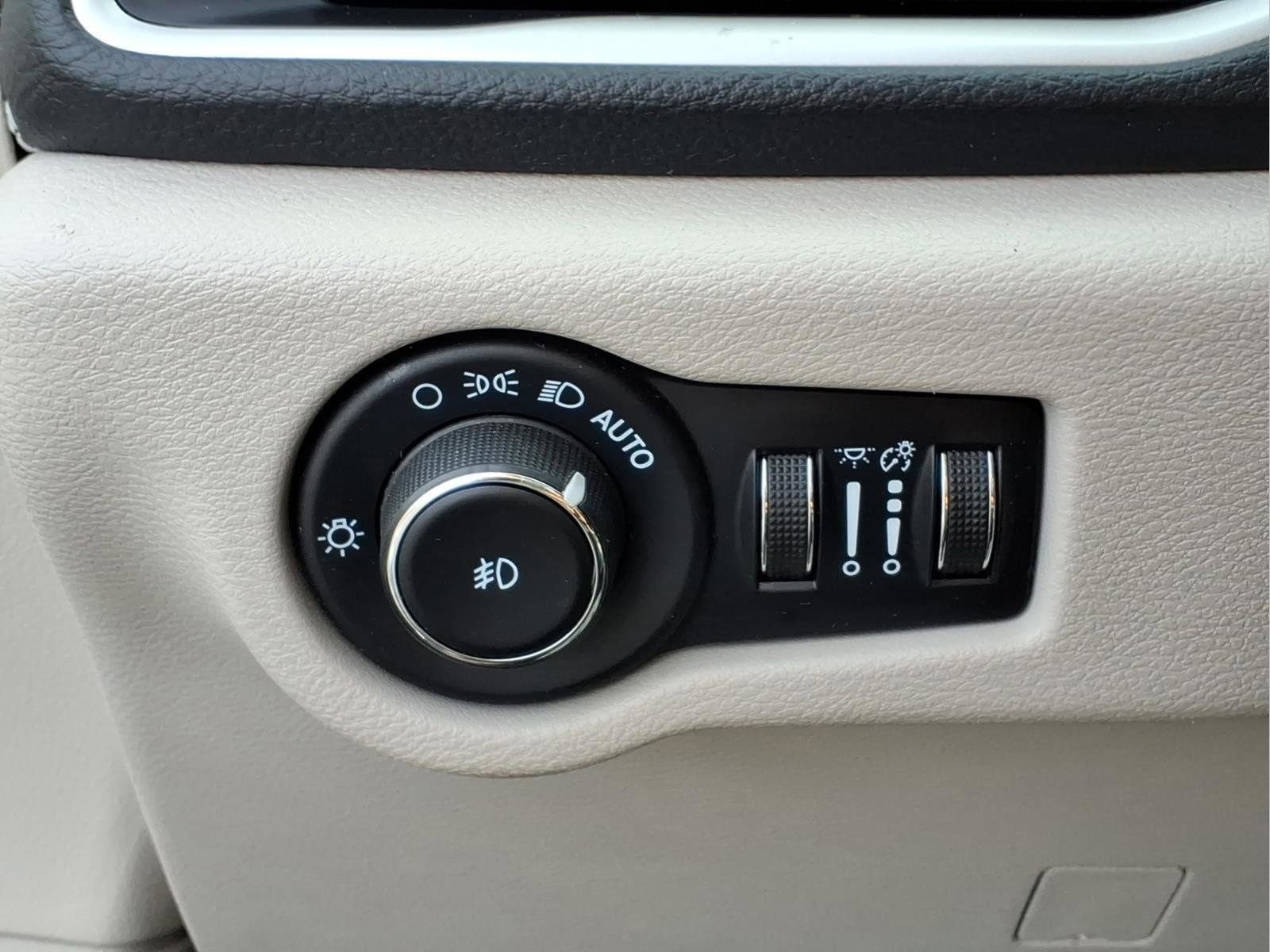 Used 2023 Chrysler Pacifica Touring-L image 15