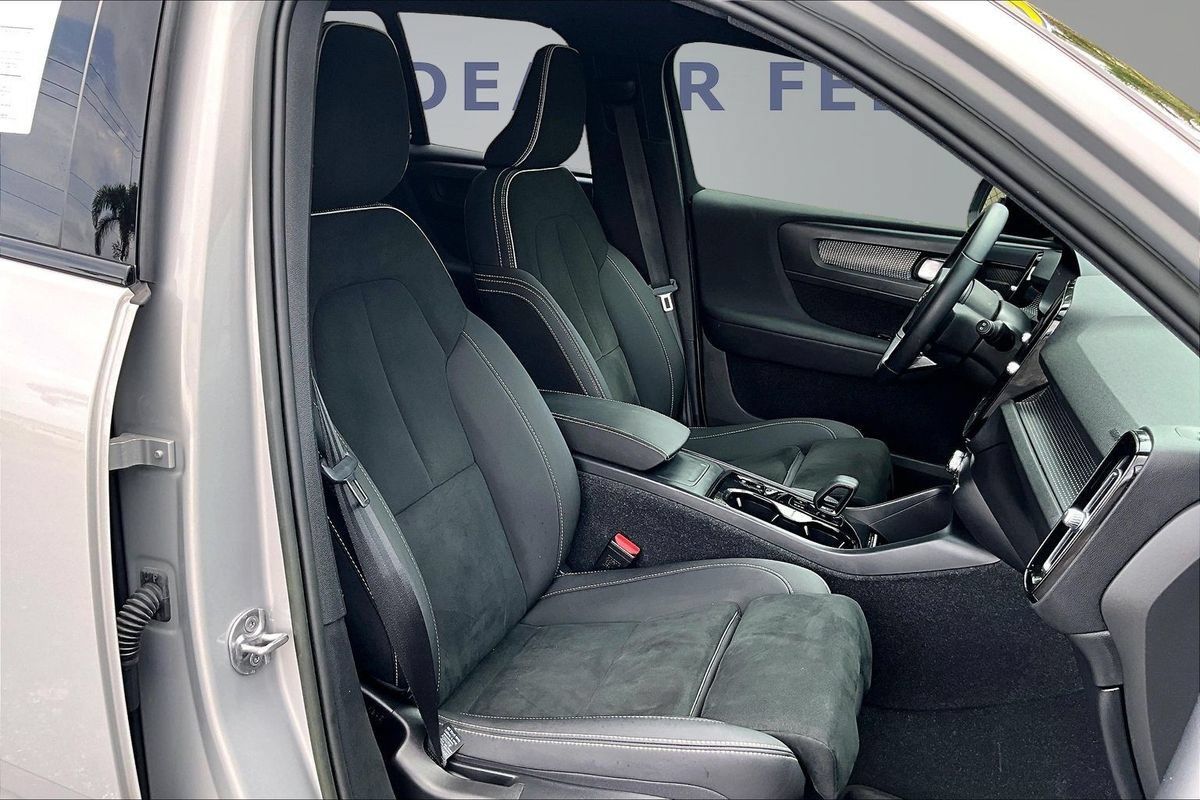 Used 2023 Volvo XC40 B4 Ultimate w/ Protection Package Premier FWD image 29