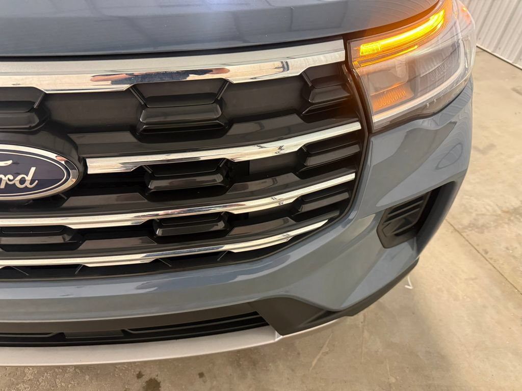 Used 2025 Ford Explorer Active AWD/4WD image 6
