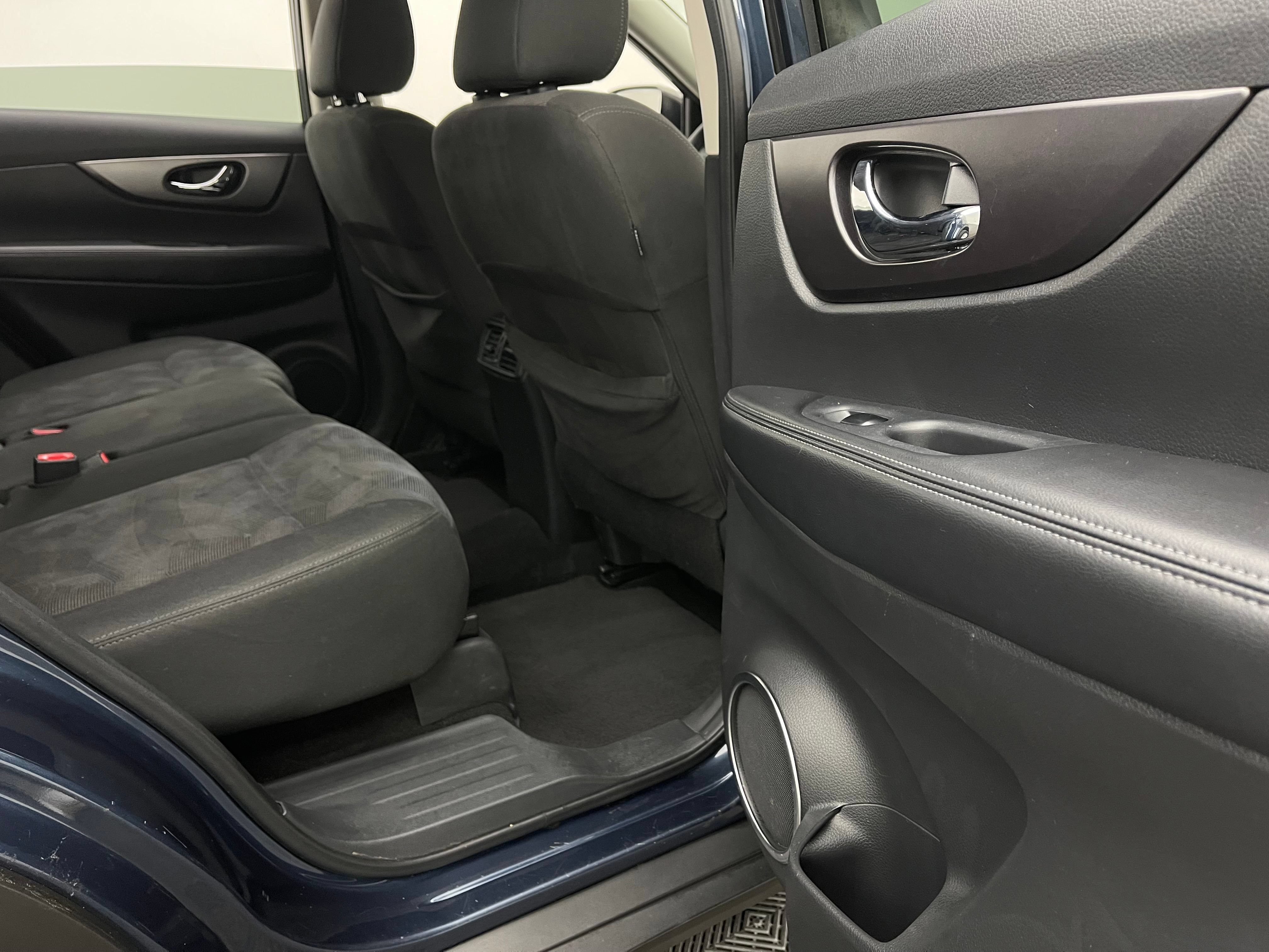 Used 2016 Nissan Rogue SV AWD/4WD image 32