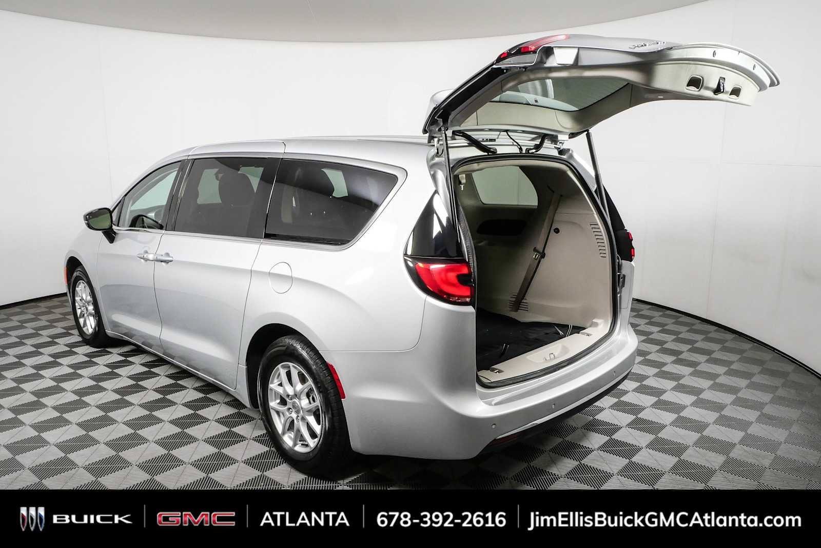 Used 2024 Chrysler Pacifica Touring-L FWD image 33