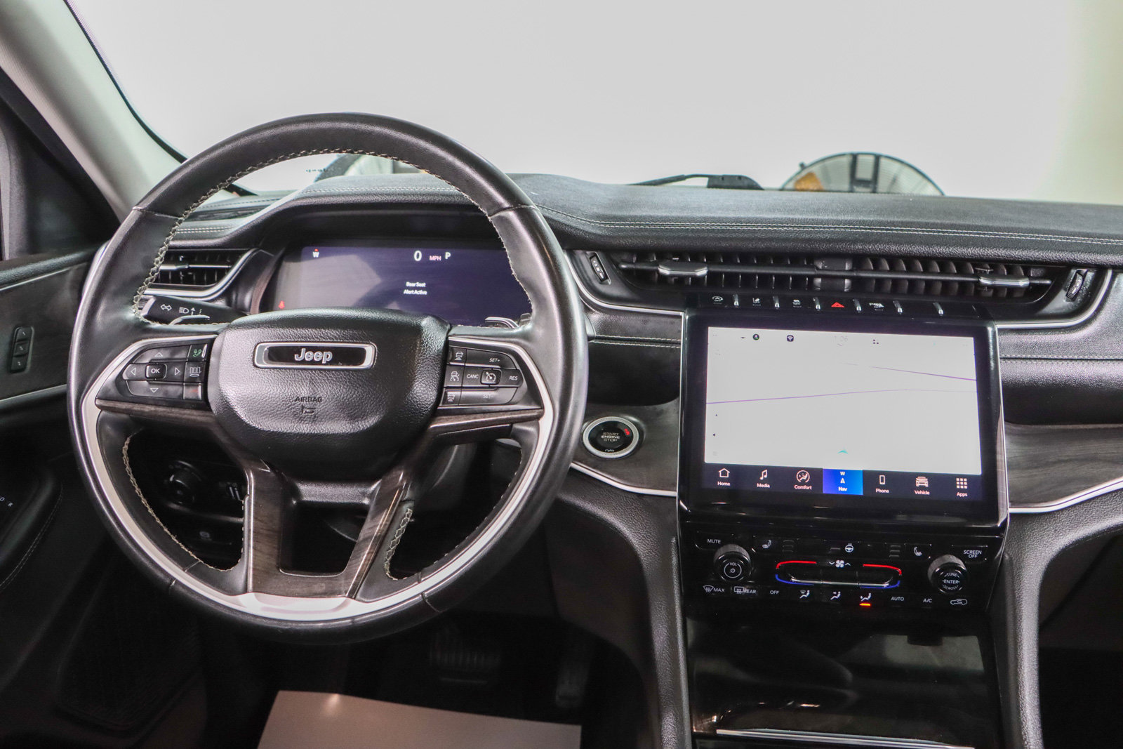 Used 2023 Jeep Grand Cherokee Limited image 17