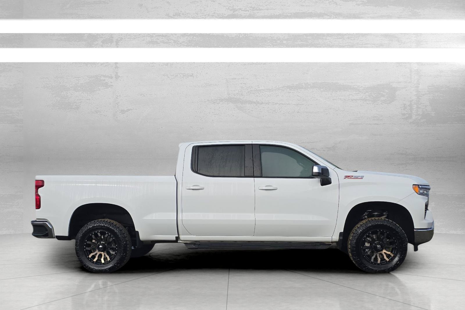 Used 2024 Chevrolet Silverado 1500 LT w/ Z71 Off-Road Package AWD/4WD image 3