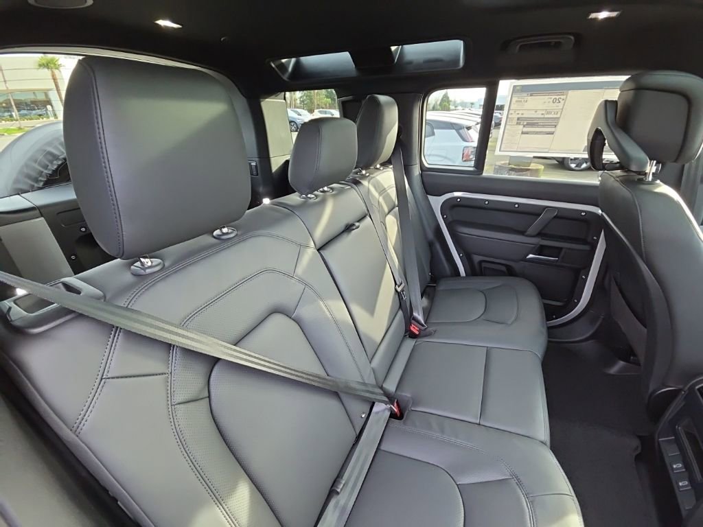 New 2026 Land Rover Defender 110 X-Dynamic SE image 18
