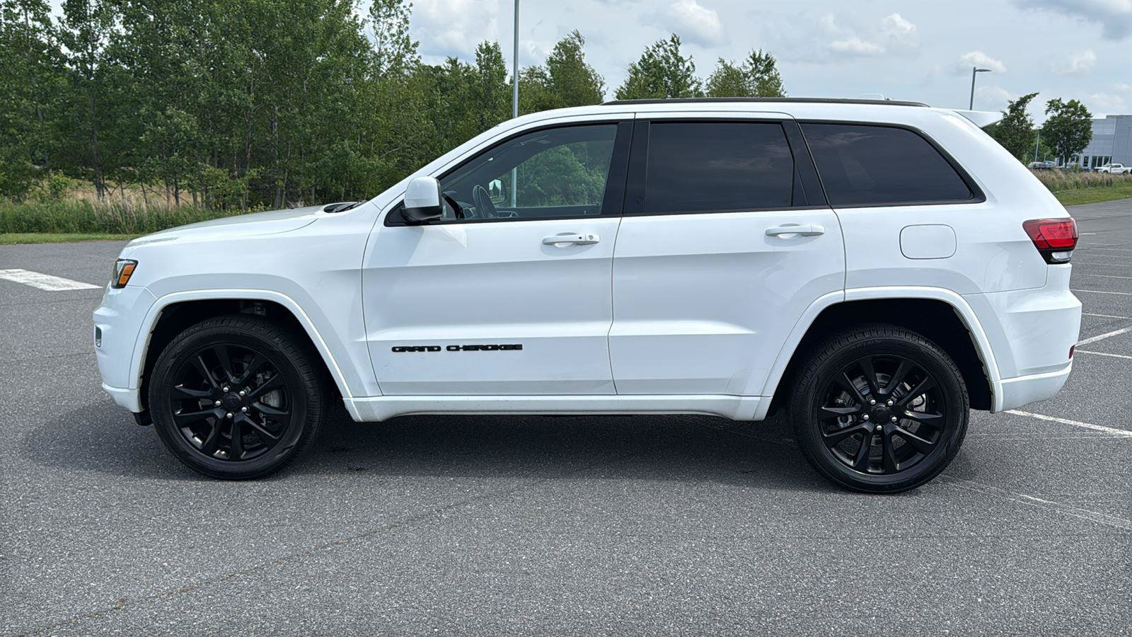 Used 2021 Jeep Grand Cherokee Laredo X AWD/4WD image 11