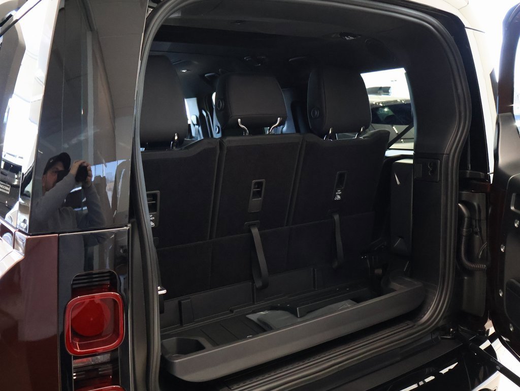 New 2025 Land Rover Defender 130 X-Dynamic SE image 10