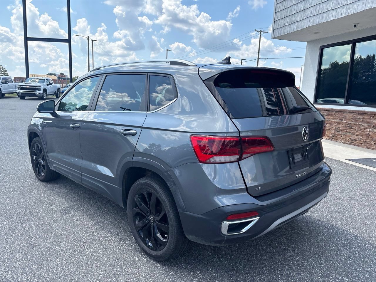 Used 2023 Volkswagen Taos SE w/ Panoramic Sunroof Package FWD image 7