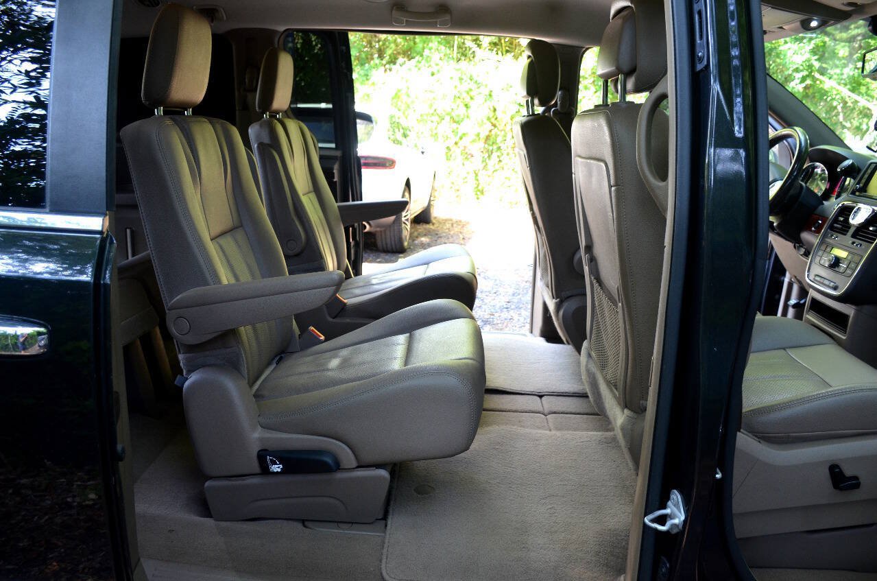 Used 2015 Chrysler Town & Country Touring-L w/ Driver Convenience Group FWD image 13