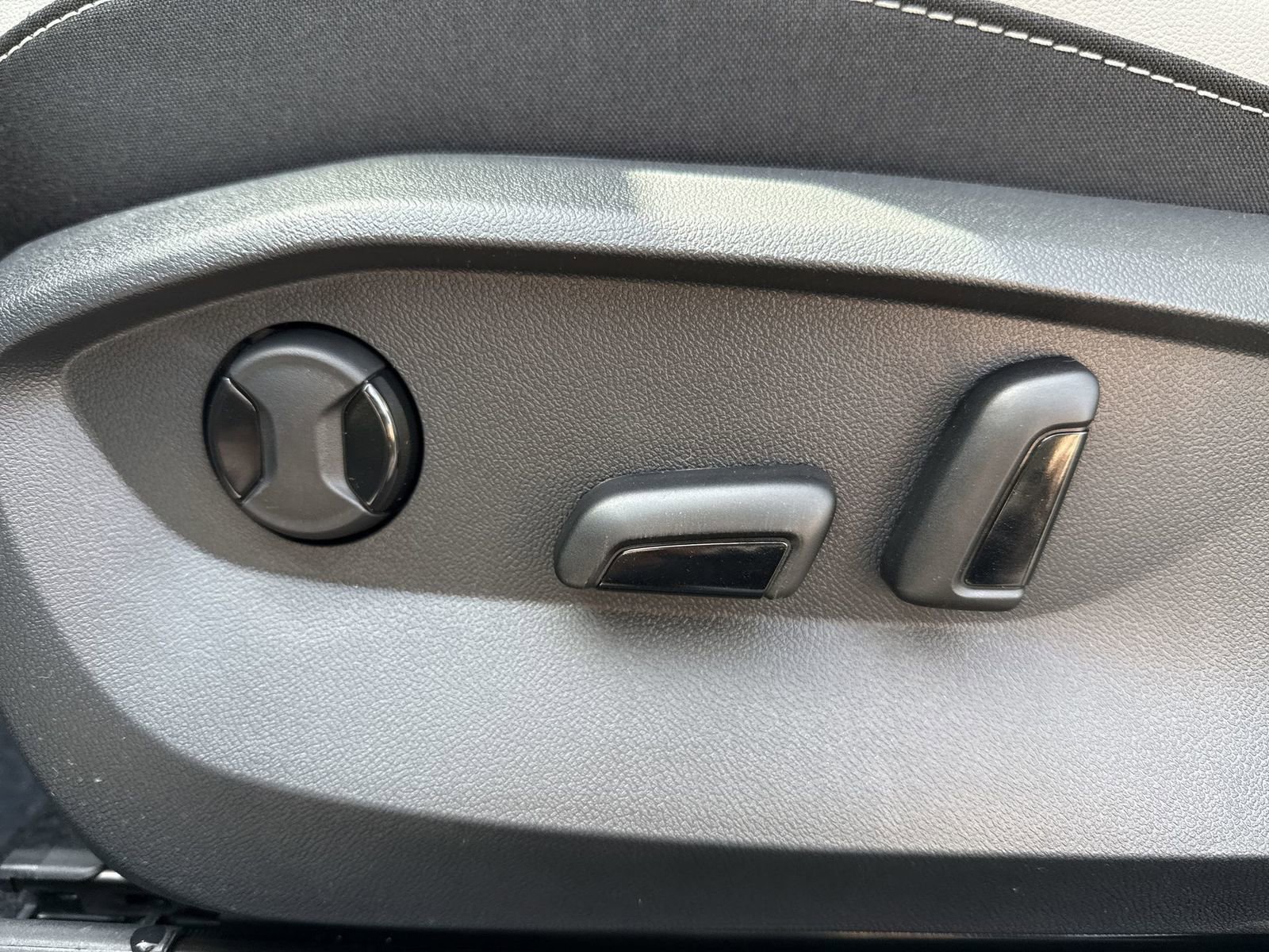 Used 2025 Volkswagen Taos SE AWD/4WD image 14