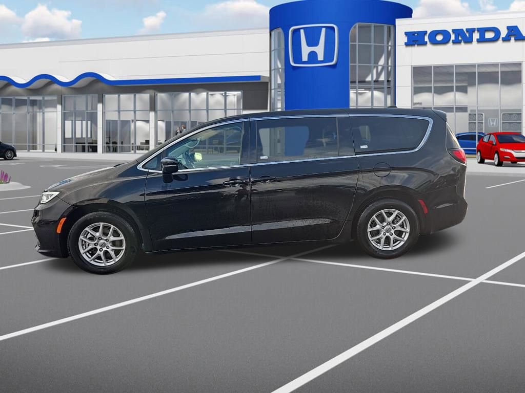Used 2024 Chrysler Pacifica Touring-L image 5