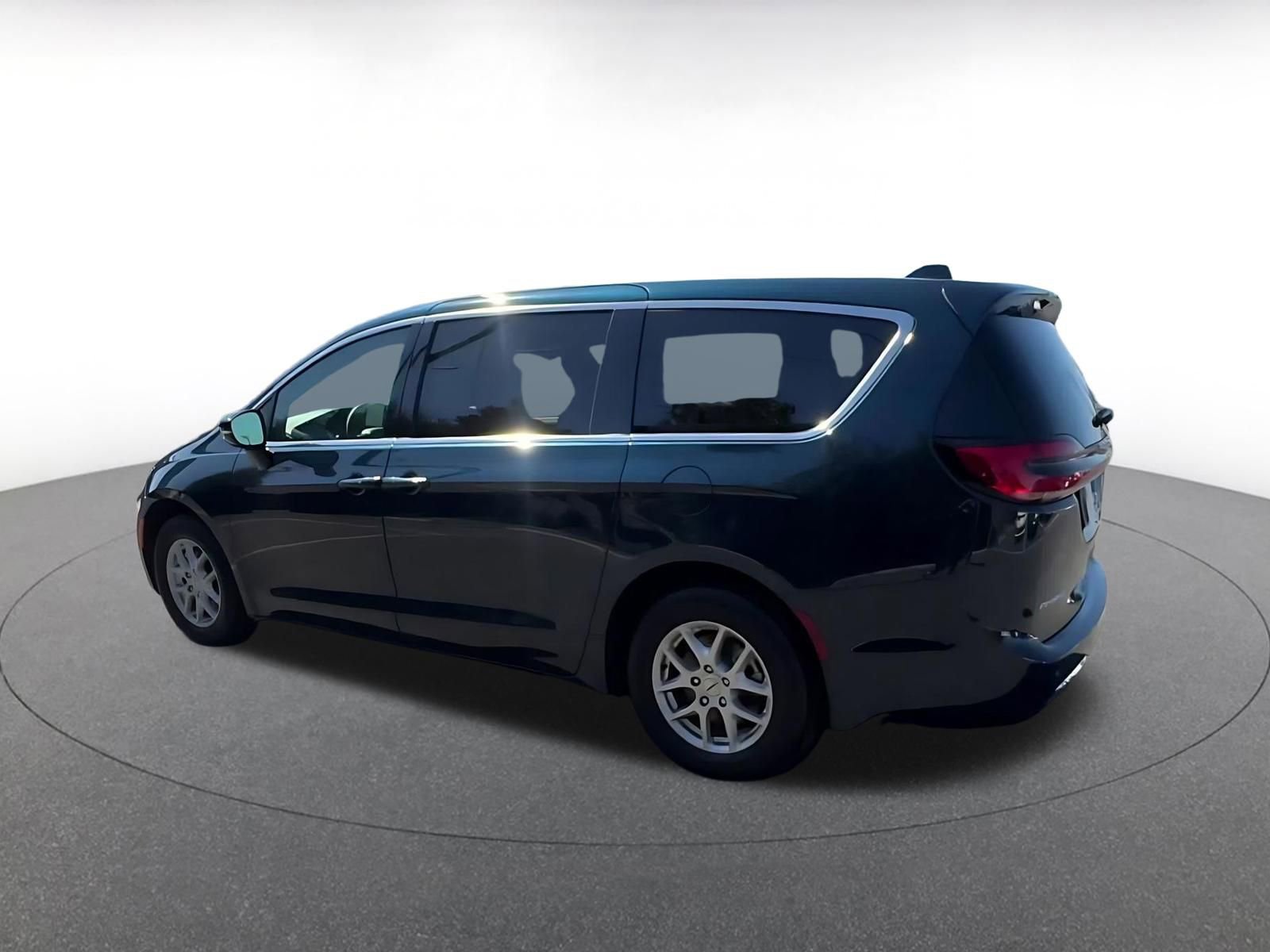 Used 2025 Chrysler Pacifica Select image 10