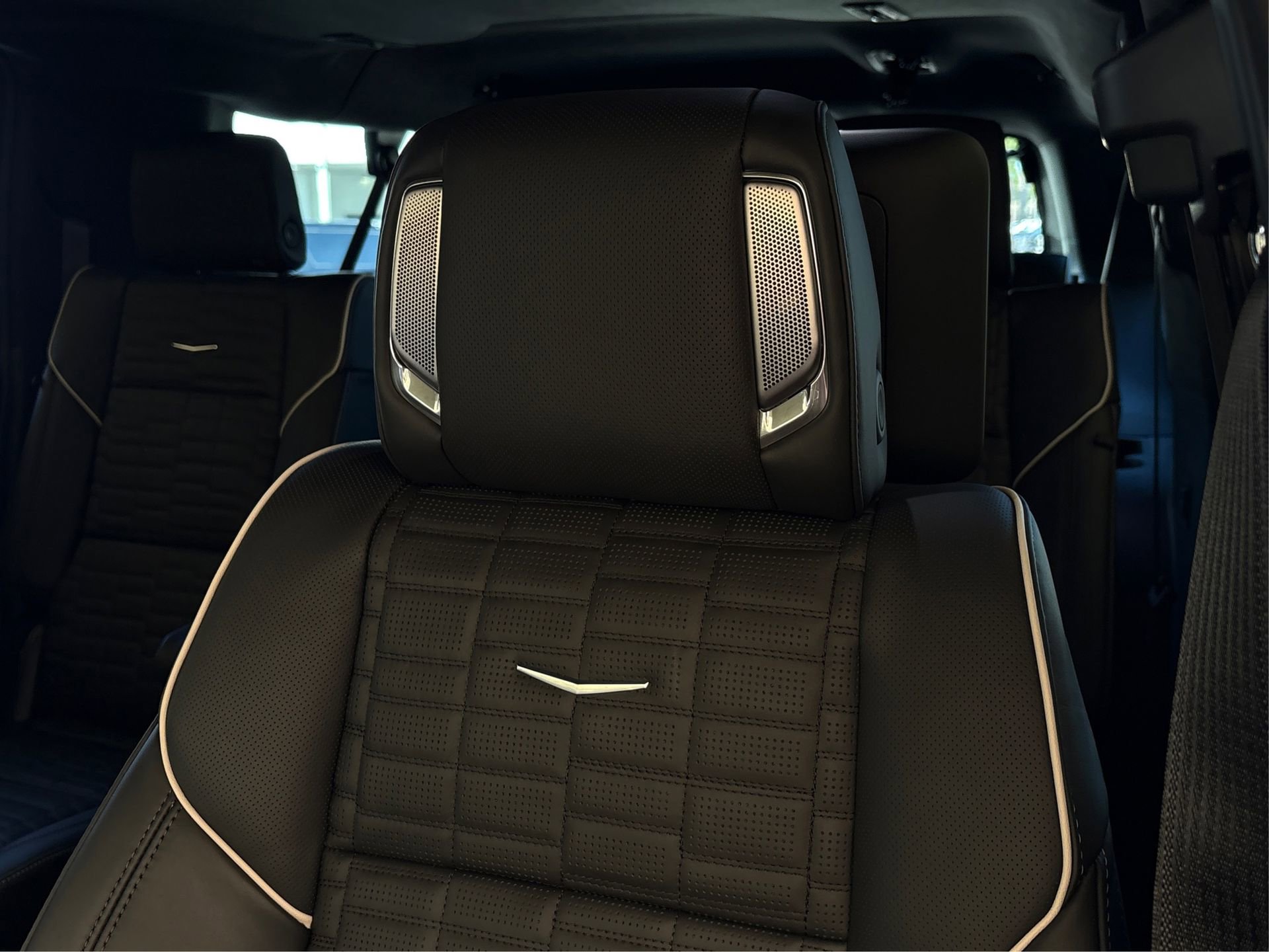 New 2026 Cadillac Escalade ESV Platinum Sport w/ LPO, ONYX Package image 32