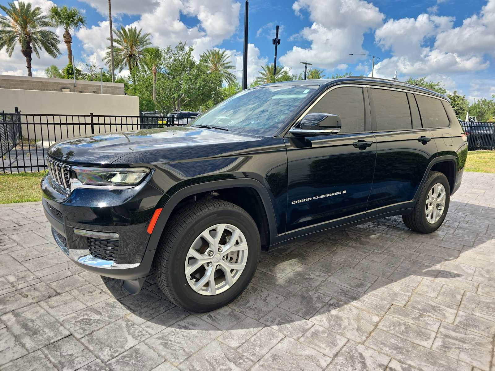 Used 2023 Jeep Grand Cherokee L Limited w/ Luxury Tech Group II RWD image 8