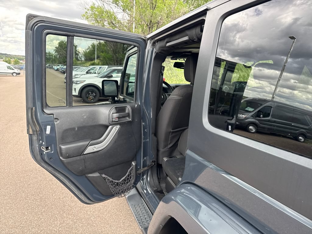 Used 2016 Jeep Wrangler Unlimited Sahara w/ Connectivity Group AWD/4WD image 19