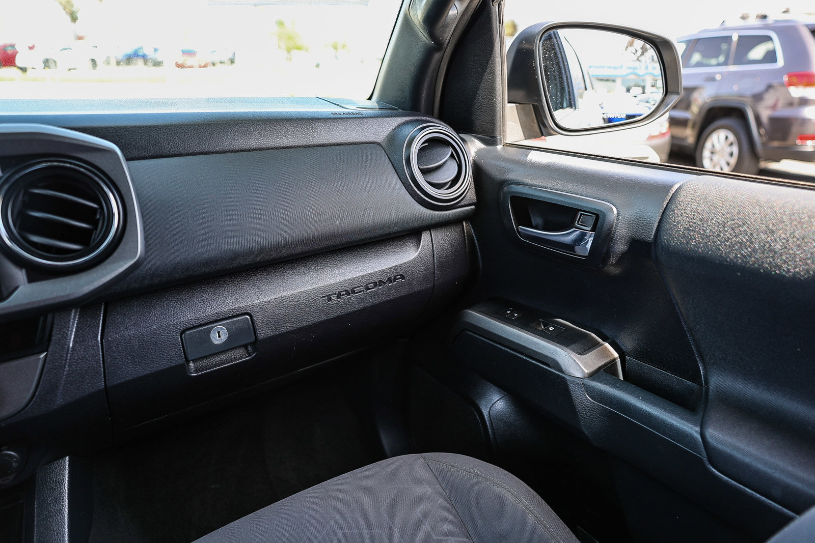 Used 2018 Toyota Tacoma TRD Off-Road w/ Technology Package image 6