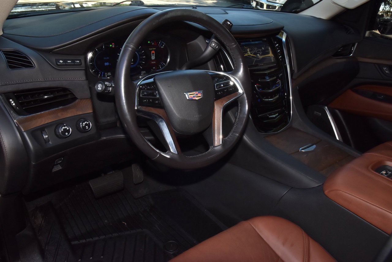 Used 2019 Cadillac Escalade Premium Luxury w/ Escalade Sport Edition AWD/4WD image 36