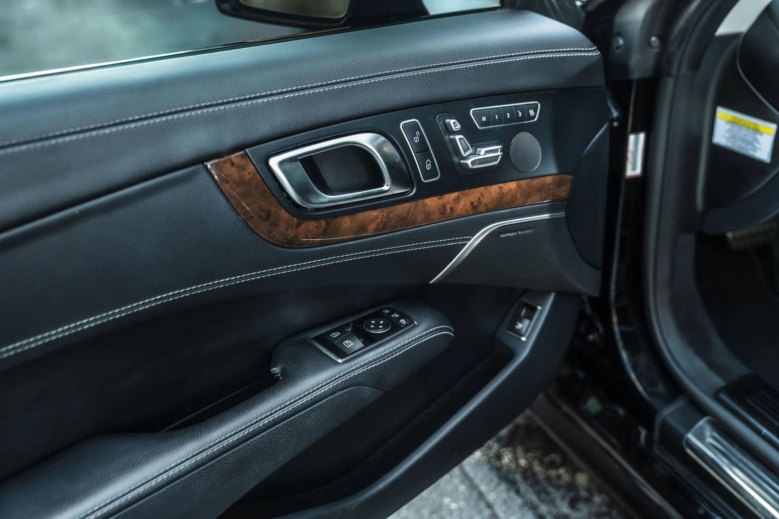 Used 2013 Mercedes-Benz SL 550 w/ Premium Pkg image 21