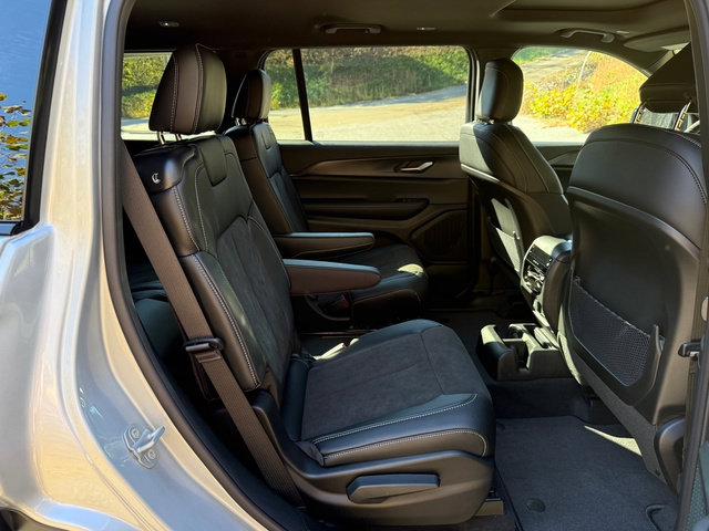 New 2025 Jeep Grand Cherokee L Altitude AWD/4WD image 23