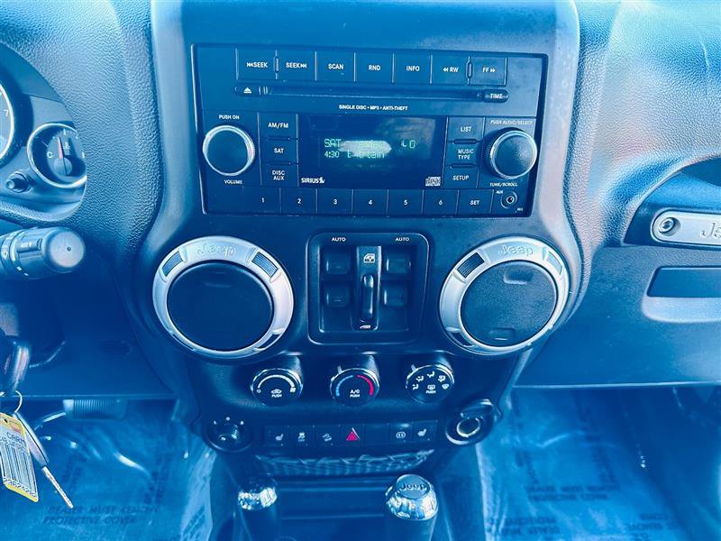 Used 2012 Jeep Wrangler Unlimited Rubicon w/ Max Tow Pkg image 27