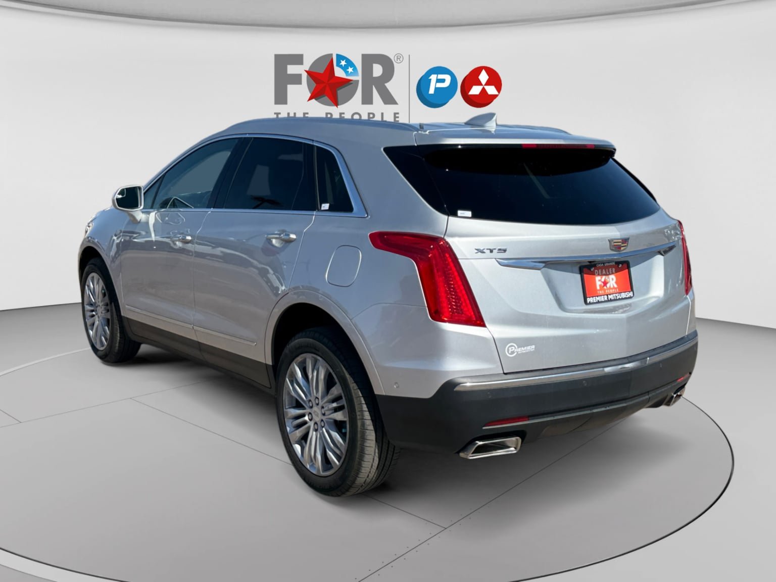 Used 2017 Cadillac XT5 Premium Luxury w/ Driver Assist Package FWD image 3