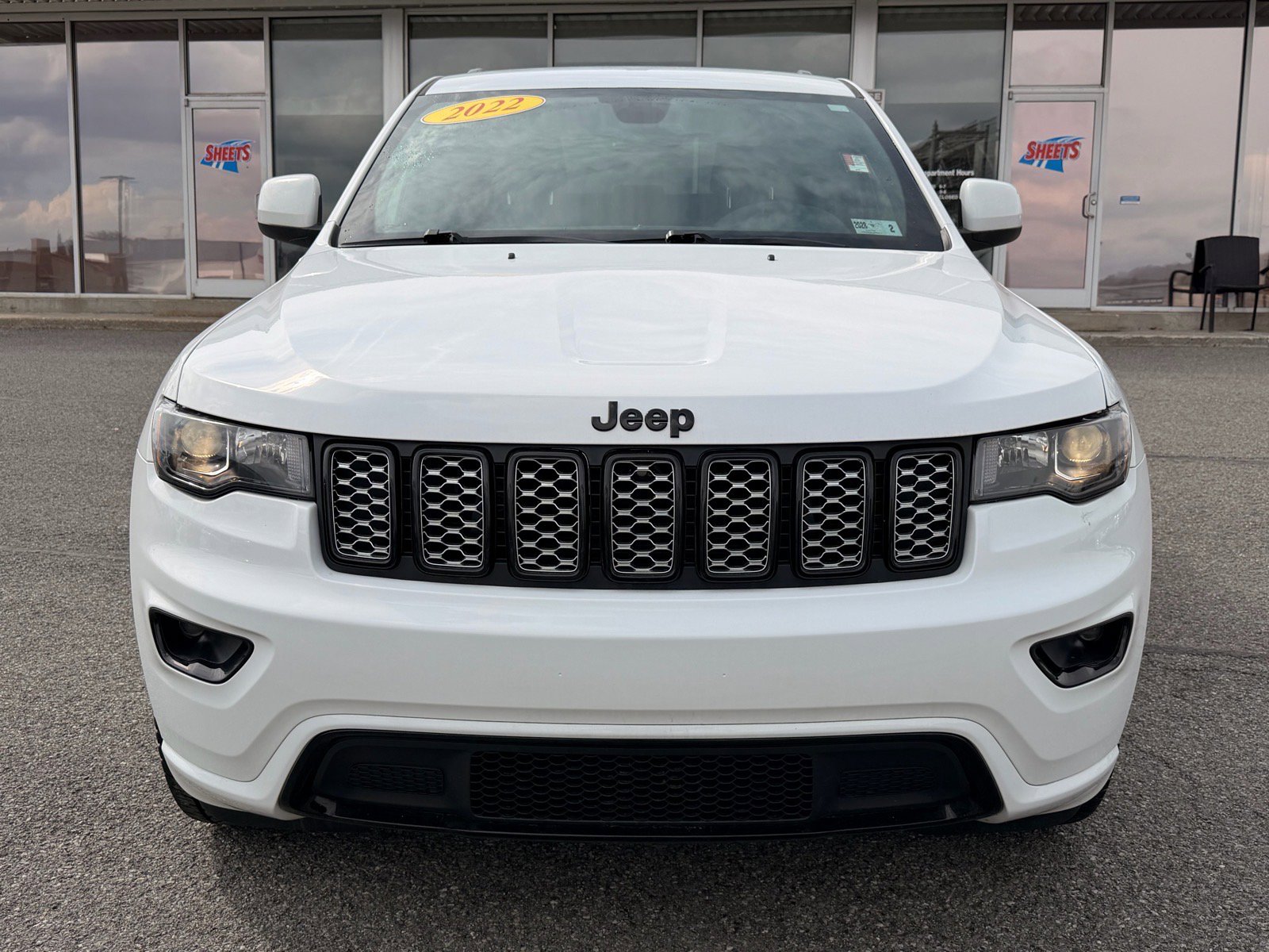 Used 2022 Jeep Grand Cherokee Laredo X image 9
