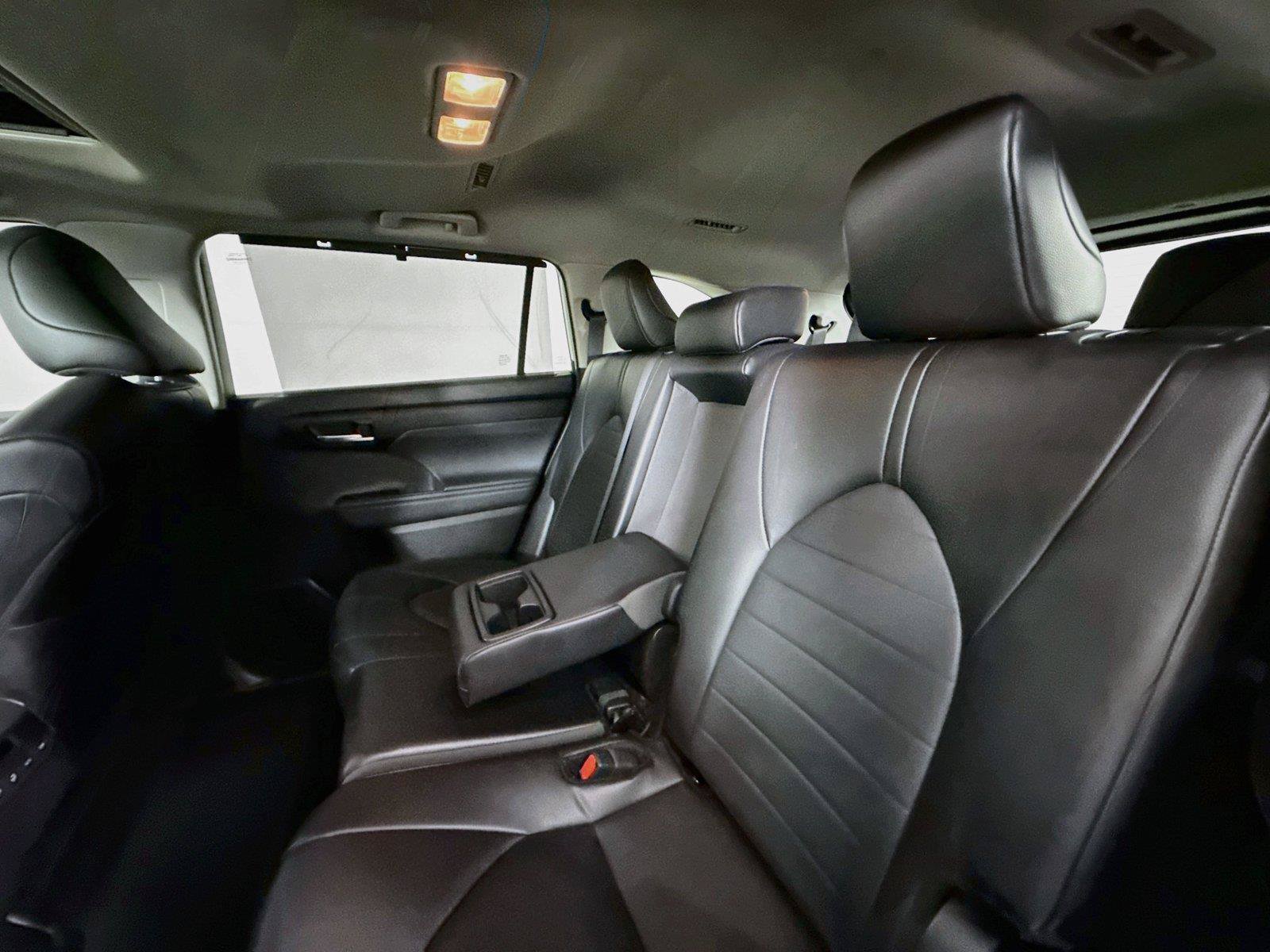 Used 2024 Toyota Highlander XLE AWD/4WD image 30