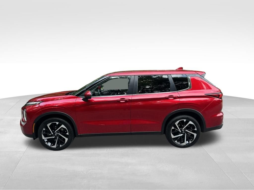 Used 2024 Mitsubishi Outlander AWD image 2