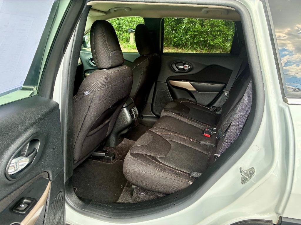 Used 2017 Jeep Cherokee Latitude FWD image 9