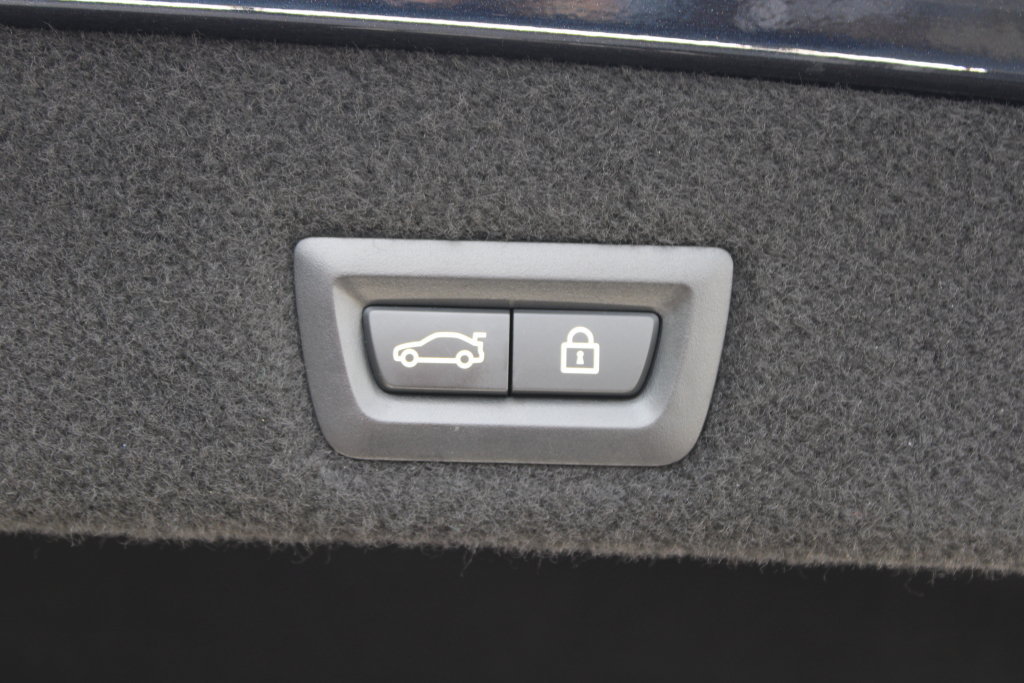 Used 2021 BMW 740i w/ M Sport Package RWD image 9