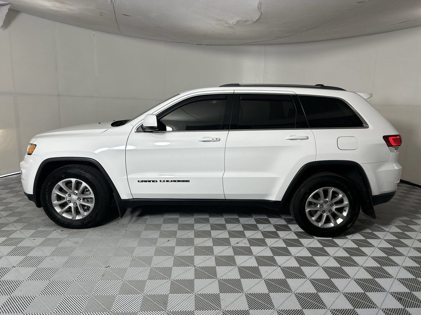 Used 2021 Jeep Grand Cherokee Laredo RWD image 5