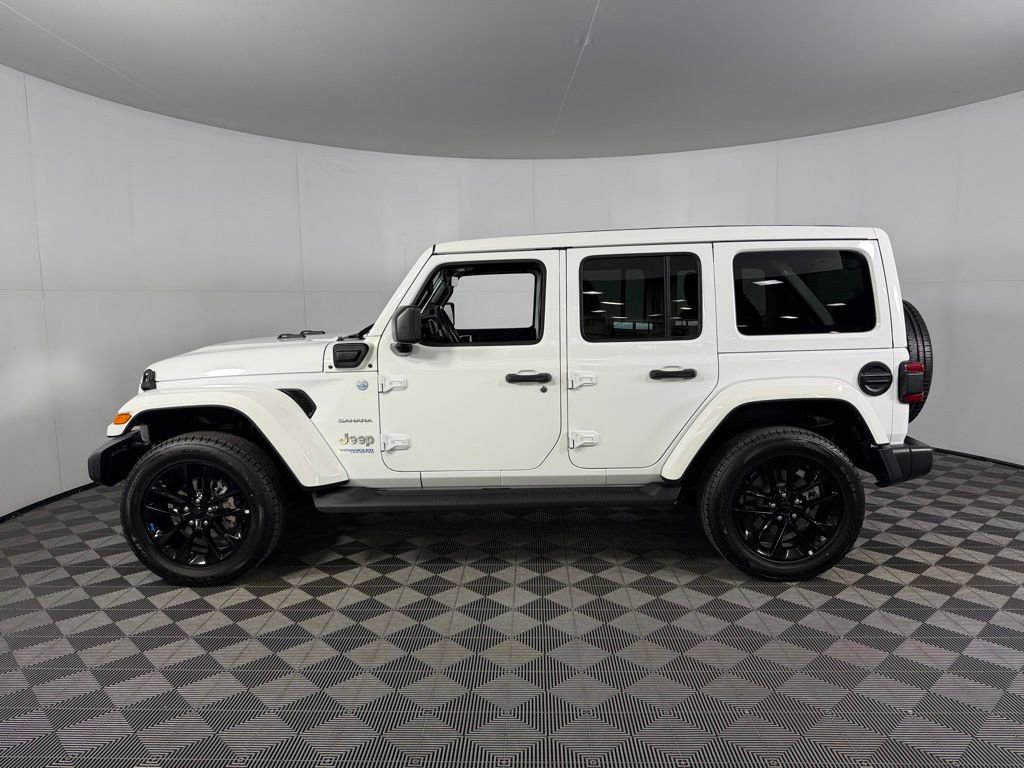 Used 2022 Jeep Wrangler Unlimited Sahara w/ Cold Weather Group AWD/4WD image 11