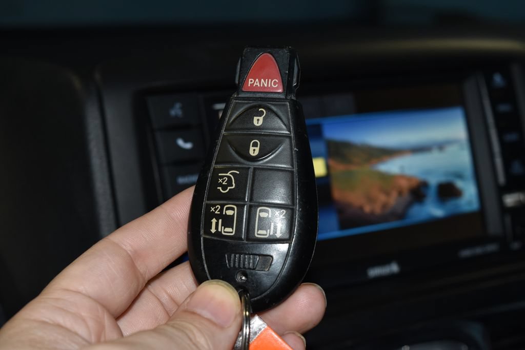Used 2016 Chrysler Town & Country Touring FWD image 17