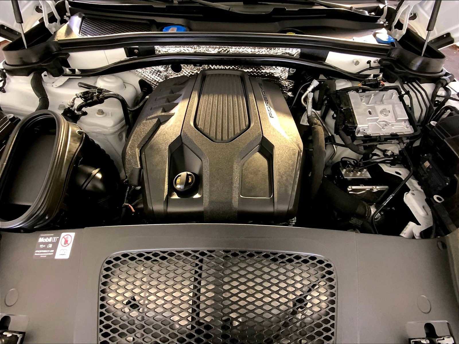 Certified 2025 Porsche Macan image 32