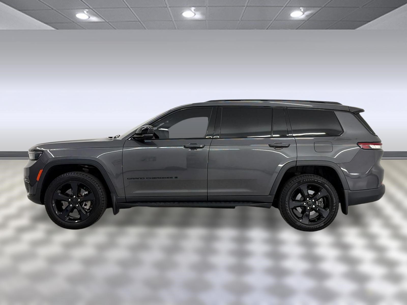 Used 2023 Jeep Grand Cherokee L Laredo AWD/4WD image 2