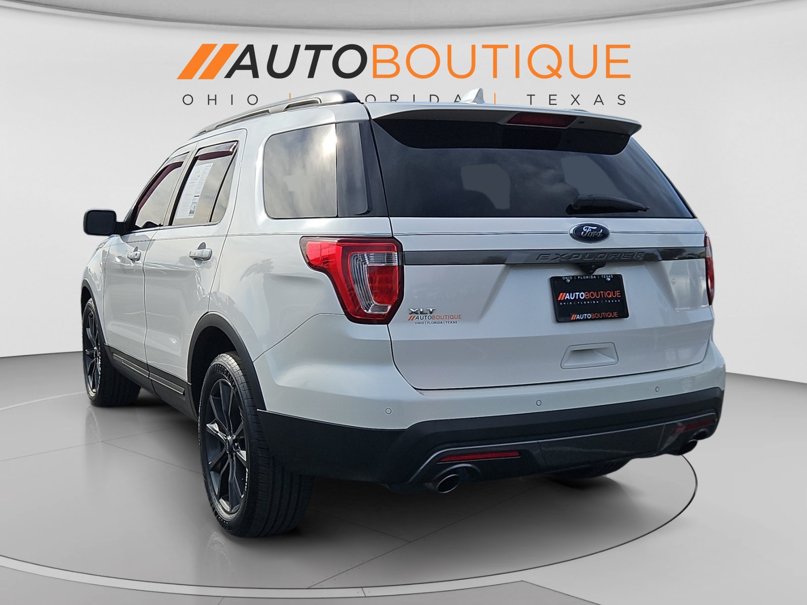 Used 2017 Ford Explorer XLT w/ Equipment Group 202A FWD image 3