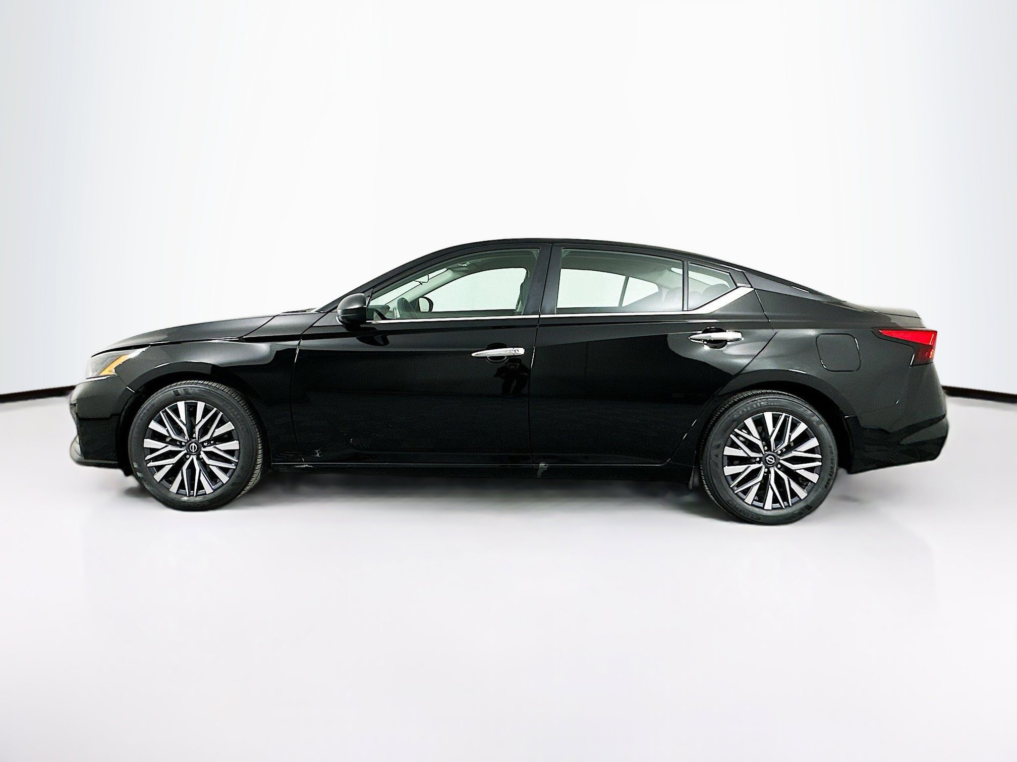 Used 2025 Nissan Altima 2.5 SV image 4